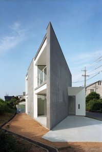 да обычное дело, вот Лондон и Одесса. А уж всяких новых, где архитектор просто выделывается - пруд пруди, например, в Японии.