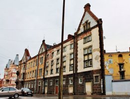 Оказалось, что это не рекламный щит, а просто тонкий китайский дом