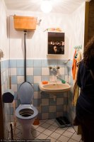 Зачем в туалете,над раковиной душ?