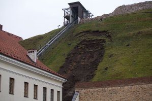 А к чему эта крепость?
Хотя..
Всегда на склонах горы росли деревья.
Но пару лет назад "умные" чиновники вырубили деревья, 
и склон начал обрушаться, возникла опасность крепости, объявлена тревога...

Как видите даже шутят что это дело рук Путина