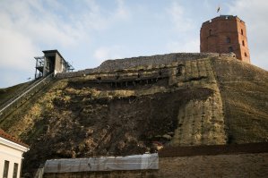 А к чему эта крепость?
Хотя..
Всегда на склонах горы росли деревья.
Но пару лет назад "умные" чиновники вырубили деревья, 
и склон начал обрушаться, возникла опасность крепости, объявлена тревога...

Как видите даже шутят что это дело рук Путина