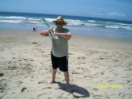 А это я с сыновьями как-то на природу выбрался на выходные.Километров 150 к югу от Сиднея.Жаль что на фото не видно,но,поверьте,в обе стороны на пляже до горизонта - ни души!