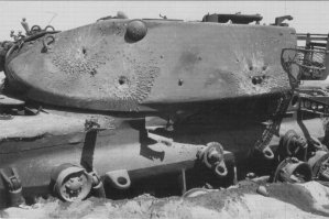 Это следы от бронебойных калиберных или БПС.
Кумулятивный оставляет следы взрыва.

Принцип внедрения БПС


Следы от кумулятивного пробития.