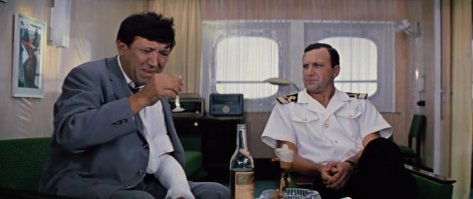 момент из фильма "Бриллиантовая рука", когда Семён Семёныч выпивает стопку коньяка, а капитана передергивает будто он тоже маханул))