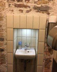 Непоштукатуренные стены, подсветка,... всё сходится:
Это машина времени замаскированная под умыавльник