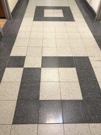 Сколько вижу эту картинку ,каждый раз прихожу в бешенство.Как сразу не переделать?Ну ладно где то на фото безысходность,халтура и тд. Но тут?