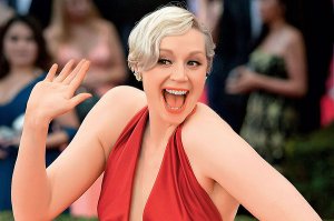 Её ни с кем не перепутать. На самом деле очень весёлая тётька.