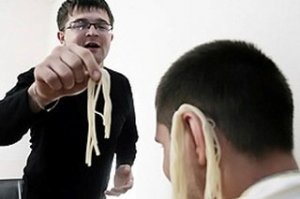 "Из-за таких, как ты, страна на коленях..."