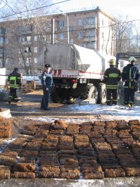 Москва, проспект Жукова, 17 марта 2010 года. При перекладке газопровода под троллейбусной остановкой откопали вот такое эхо войны...