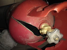 Газовый баллон, и настенный котёл после взрыва. В обоих случаях никто серьёзно не пострадал - отделались контузией.