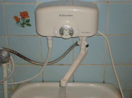 Было бы желание. А пост просто о поныть. Я лично использую бойлер, т.к. цена на электричество та же что и на гор. воду. Но вот с горячего крана часто течет холодная вода.  
А кому места не хватает, могут поставить такой вот ящик. Размеры у него как у обычного кирпича. Хоть под ванну запихнуть. Стоит $50...