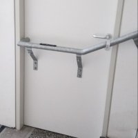 Заморочились и сделали "типа красиво", молодцы конечно, но не подумали что будет с бабушкой которая обопрется об эти перила, а дверь окажется чуть приоткрыта...