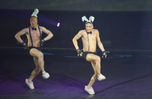 Розовые футболочки, бритые подмышки, бритая грудь, фенечки-браслетики....
Лиза Бордина, есть подозрение - что тобой они не заинтересуются