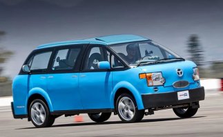 Фильм "Каникулы" 2015г. Вот там монстр, так монстр... 
Wagon Queen Family Truckster
В основе Tartan Prancer лежит минивэн Toyota Previa. В 1983 году Truckster состоял из кучи деревянных панелей и фар, но современный его прототип будет оснащаться всеми модными прибамбасами 21го века. Держатель для бокала Мартини, зарядное устройство, мониторы, и даже фонтан. 
Во втором видео показано сравнение Honda Odyssey и Tartan Prancer. Если вы понимаете английскую речь, то я настоятельно рекомендую вам его посмотреть.