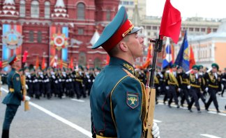 Тонкая резинка под подбородок -- и все дела :)