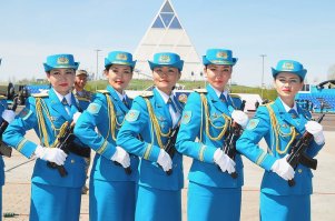 Армейские девушки в Казахстане