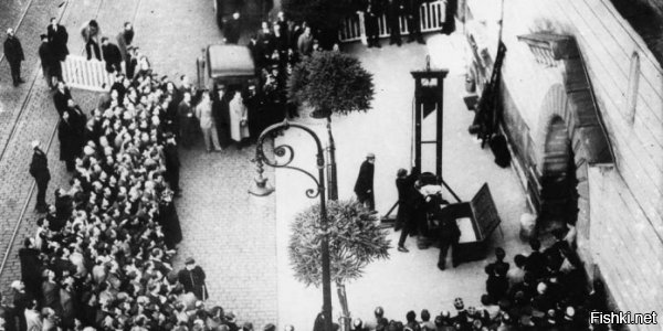 1939 год. Публичная казнь во Франции с помощью гильотины.
Наверняка это является лучшим памятником европейского права.