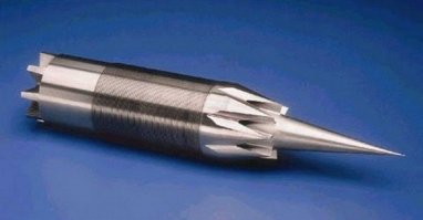 Состоит из двух параллельных электродов, называемых рельсами. Разгоняемый снаряд также является проводником электричества и располагается между рельсами. Замыкая электрическую цепь, снаряд приобретает ускорение вследствие силы Лоренца, действующей на замкнутый проводник с током. Помимо прочего, эта же самая сила действует и на сами рельсы приводя их к взаимному отталкиванию.
При определённых условиях снаряд разогревается и сгорает, превращаясь в токопроводную плазму, которая продолжает разгоняется. Однако вследствие её неустойчивости она быстро дезинтегрируется. При этом нельзя забывать, что движение плазмы, под действием силы Лоренца возможно только в воздушной или иной газовой среде не ниже определенного давления. Например, в вакууме плазменная перемычка рельсов движется в направлении обратном силе Лоренца

При использовании снарядов, НЕпроводящих электричество, сзади снаряда между рельсами зажигается дуговой разряд, и снаряд начинает ускоряться вдоль рельсов. Механизм ускорения в этом случае отличается от вышеизложенного: сила Лоренца прижимает разряд к задней части снаряда, которая начинает гореть/испаряться и в итоге приводит её в движение.