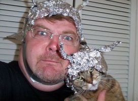 "Кот по кличке Снупи обожает примерять образы супергероев"

А вот некоторым нравятся шапки из фольги