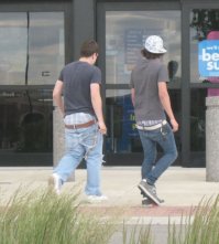 Козырёк назад, это когда на мотоцикле (до введения шлемов), или на велике - для понта, типа скорость офигенная...
Но здесь-то преднамеренно вбок и безо всякой на то необходимости. Ну, типа, эти: