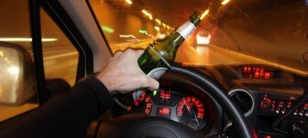 "Показала, как пьет пиво за рулем" - это женская рука чтоли?) долго всматривался)))