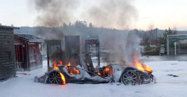 Прямо с конвейера: Илон Маск показал первый бюджетный электрокар Tesla Model 3