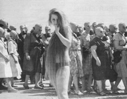 Воняет сильно. Видишь, все аж противогазы надели.