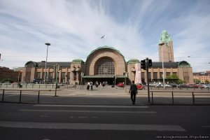 Не так давно прикупил себе квартирку под Выборгом и теперь регулярно туда наведываюсь. В сей чудный город.  Какое впечатление? Ну.... как в Питере конца 90-х. Пока по Невскому идёшь -  ничего, шаг влево-вправо и ужос. Сейчас Питер уже не такой, гораздо лучше. А вот Выборг.. Не дай боже уйти вам куда-то с Kauppatori. Можно снимать про Советско-Финляндскую войну или Великую Отечественную безо всяких приготовлений, только взрывы подрисовывай, кирпичи уже сами падают и валяются. И это при том, что в город постоянно все эти годы ездят финские автобусы с экскурсиями, да даже китайцев довозят. Ну, конечно нельзя сказать, что вобще ничего не делается, мост отремонтировали, крепость на реставрации, то тут-то там асфальт меняют. Но вот основная часть старого города... почти руины. Если была бы какая-то целевая программа государственная, то можно было бы из выборга сделать второй Vana Tallinn. Не уступал бы он ему, по красоте и средневековой аутентичности. Ну вот простой пример: из Выборга в Турку в средние века и в новое время вела так называемая Королевская дорога. Это сухопутная транспортная артерия, которая связывала все приморские города тогда ещё Шведской империи от Морского порта Турку до Выборг, а это километров 400 будет. Так вот, на финской территории из участков этой дороги сделан музей, есть таблички, сохранены гранитные верстовые столбы, оригинальные мосты через ручьи и отбойники средневековые. А что на нашей территории? Даже упоминаний про нее нет. Остатки ее проглядывают по пути от Выборга до Торфяновки то тут, то там. Но надо быть погруженным в историческую тему, чтобы понимать что это и откуда взялось вдоль новой дороги. Недавно ночевал в окрестностях Хельсинки в частном доме, где нам отдали целый цокольный этаж. И в домашней библиотеке наткнулся на любопытнейшую книгу - собрание фотографий и карт территорий карельского перешейка, отошедших после войны 39-40 годов Советскому союзу. Причем названия, понятное дело там все финские. Там есть старинные фото и современные (автор побывал в России в конце 90, видимо). Узнать поселения на новых фото практически невозможно: кирх практически не сохранилось нигде, а уж домов-то и подавно - одни бетонные пятиэтажки.
Но финны всё равно ездят, говорят, на могилы предков. Кое-где старые кладбища сохранились.
P.S. Увидеть в живую Выборгский вокзал довоенной постройки не так сложно. Приезжаете в Хельсинки на Rautatie asema. И вот он дорогой: оба эти вокзала были построены одним архитектором и Выборгский, во многом, уменьшенная копия Хельсинского,  выдержан в четком стилистическом соответствии.