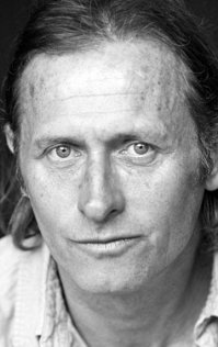 Известных актеров было в этом фильме гораздо больше. Жаль автор не заморочился до конца. Мир праху Биллу Пекстону..