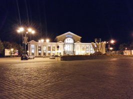 "Восстанавливать его по образу и подобию не решились, сделали новую версию в стиле сталинского ампира, но ему далеко до своего предшественника. "

Не решились???
Да и чем "новый" вокзал хуже старого?
