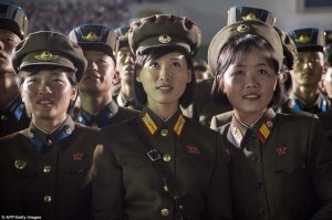 какая зачётная кореяночка в середине! Её бы одеть, подкрасить, прическу и была бы куколка!