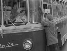 В Китае невеста приехала за своим женихом на автобусе