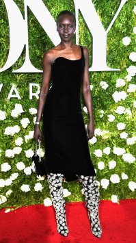 сначала подумал что это мужик. или всё же это мужик?