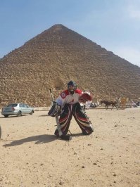 Штирлиц шел по Берлину... И что-то неуловимое выдавало в нем
советского разведчика...
То ли буденновка, лихо сдвинутая набекрень, то ли парашют,
который волочился за ним ...