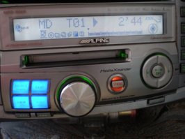 Это мафон под минидиск!  В штатах на многие тачки 90х ставили такие.