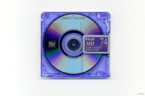 Это мафон под минидиск!  В штатах на многие тачки 90х ставили такие.