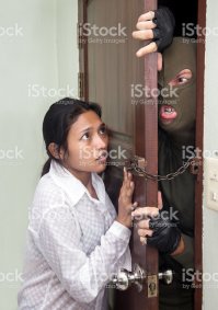 Негр пытается вломиться в дом в горнолыжнику