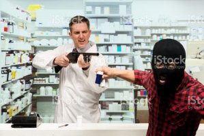 Фармацевт ненавязчиво предлагает купить оцилококцинум горнолыжнику