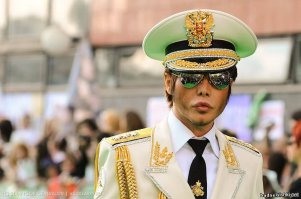 Гаитяне то ли Зверева, то ли Майкла Джексона  напоминают. Тайваньские- стойкая ассоциация с "Молчанием ягнят"