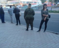 Это в Луганске, на перекрестке Советская-Оборонная.

Хотел бы посмотреть на эту луганскую Мадонну, прямо мечта Рубенса или Кустодиева))