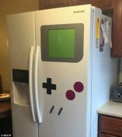 с таким холодильником "залипнешь" и забудешь, зачем шел! а в прочем тоже есть свой плюс для полных игроманов;)