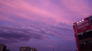 Вот еще прошлогоднее нашел.
Розовое и красное, без эффектов и светофильтров. Такое небо было.