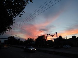 Уж извините за каКчество, да и подрезать пришлось не принимал сайт, нормальную "машинку" с собой не таскаю, фотки с телефона да и вечерние все. Но всё равно симпотно получилось. Фотки с красной меткой в ПНУ это, одно и тоже небо, только "с разных сторон"
.Ростов-на-Дону.