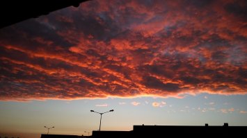 Вот еще прошлогоднее нашел.
Розовое и красное, без эффектов и светофильтров. Такое небо было.