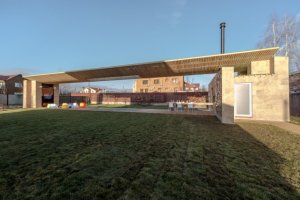 как вам вот такая "беседка" на даче? забубенили жд мост людям в рамках передачи "Дачный ответ"