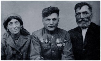 Это точно не Тимофей Прокофьев, который до Победы не дожил.
На груди бойца - медаль за победу над Германией, которая естественно вручалась только по окончании войны.
И в посте таких ляпов не один...