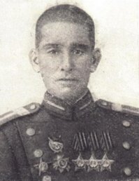 Это не Мухамед Атаев, погибший в войну.
На фото - старшина (Атаев был офицер) да еще и в послевоенной парадной форме. Кстати, боец на фото - истинный Герой. Полный Кавалер ордена Славы (нагоаждались только солдаты и сержанты) да еще и  Ордена Красного Знамени, Красной Звезды и Отечественной Войны