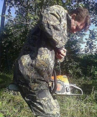 Мужику с бензопилой, кстати, в момент фото ничего не грозит.

Даже если мотор заведётся, цепь не будет двигаться пока не будут нажаты две клавиши на рукоятке. Да и вообще, - может у него ещё и тормоз включён. Это, между прочим, обязательная манипуляция (задействование тормоза цепи) перед запуском двигателя. 
Признаюсь сам включаю его редко...