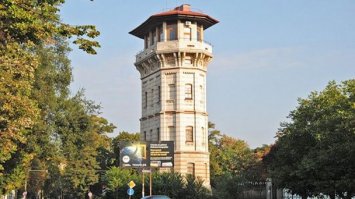 У нас ( в Кишинёве ) улица Садовая узкая , когда-то было крайней западной улицей города . Не вразумительная .
Вот старая открытка столетней давности . И башня водонапорная (1880 год) архитектора итальянских корней Бернардацци (строил много не только в Кишинёве , но и в Одессе , Пятигорске и по Бессарабии ) . К слову его Отец и Дядя отличились при строительстве Исакиевского собора .