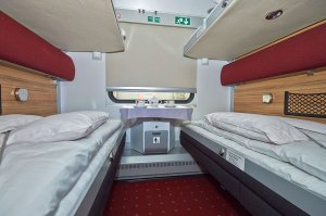 Недавно ездил на поезде в командировку. Купе нового вагона мне очень понравилось. Тишина, диваны удобные.....